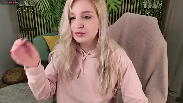 Snapshot of cold_blondie chatting on 20, 11, 2025 cold blondie online show from 20, 11, 2025