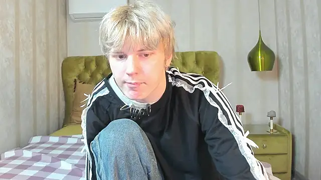 Snapshot of KevinMilky chatting on 17, 10, 2025 KevinMilky online show from 17, 10, 2025