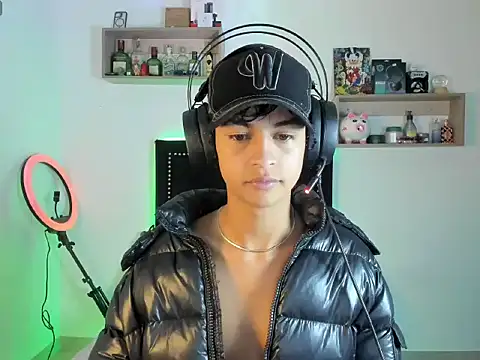 Snapshot of Alejo_Desire chatting on 8, 11, 2025 Alejo Desire online show from 8, 11, 2025