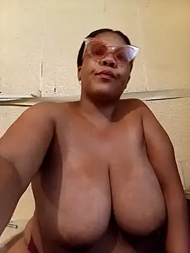boobsqueenxo online show from 8, 1, 2026