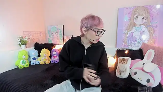 Strawberry Kitty  online show from 15, 12, 2025