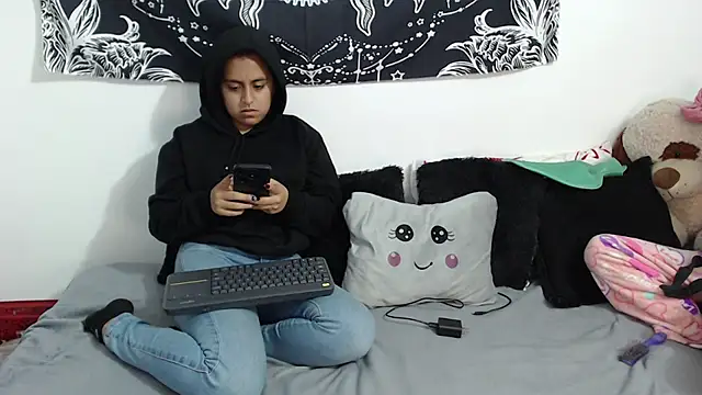 Snapshot of emily_n_abby chatting on 19, 11, 2025 emily n abby online show from 19, 11, 2025