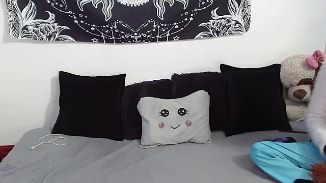 Snapshot of emily_n_abby chatting on 21, 11, 2025 emily n abby online show from 21, 11, 2025