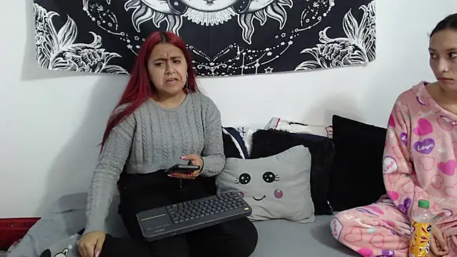 Snapshot of emily_n_abby chatting on 1, 12, 2025 emily n abby online show from 1, 12, 2025