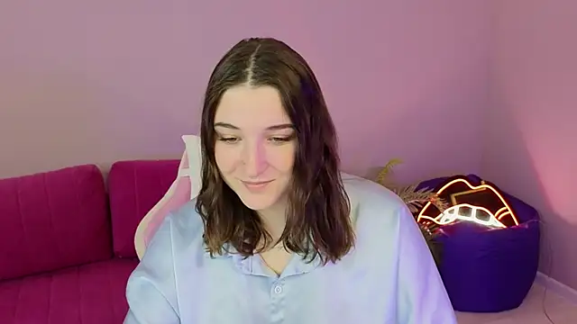 Snapshot of AnnieDodge chatting on 18, 10, 2025 AnnieDodge online show from 18, 10, 2025
