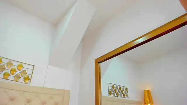 lucia lorenz online show from 8, 4, 2026