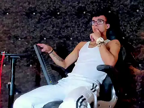 Snapshot of the_fenix_boy chatting on 5, 11, 2025 the fenix boy online show from 5, 11, 2025