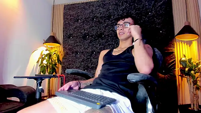 Snapshot of the_fenix_boy chatting on 6, 11, 2025 the fenix boy online show from 6, 11, 2025