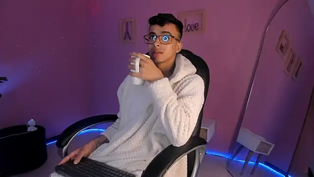 Snapshot of the_fenix_boy chatting on 2, 12, 2025 the fenix boy online show from 2, 12, 2025