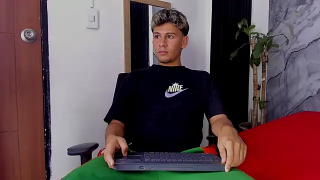 Snapshot of Alan-Smith1 chatting on 11, 11, 2025 Alan-Smith1 online show from 11, 11, 2025