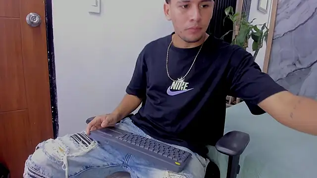 Snapshot of Alan-Smith1 chatting on 15, 11, 2025 Alan-Smith1 online show from 15, 11, 2025