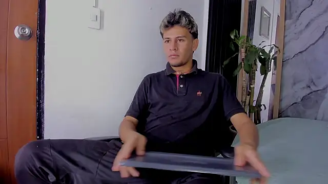 Snapshot of Alan-Smith1 chatting on 17, 11, 2025 Alan-Smith1 online show from 17, 11, 2025