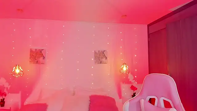 Snapshot of cherryvixen_ chatting on 28, 10, 2025 cherryvixen  online show from 28, 10, 2025