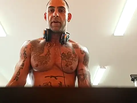 Snapshot of alphacloudGod chatting on 28, 10, 2025 alphacloudGod online show from 28, 10, 2025