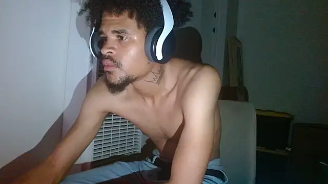 Snapshot of Mrmakeherwet_Tez chatting on 24, 11, 2025 Mrmakeherwet Tez online show from 24, 11, 2025