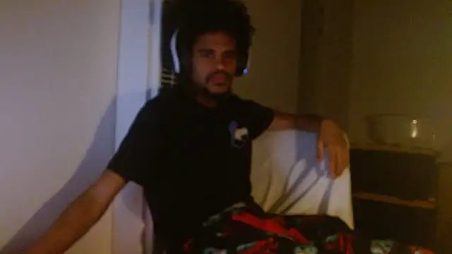 Snapshot of Mrmakeherwet_Tez chatting on 25, 11, 2025 Mrmakeherwet Tez online show from 25, 11, 2025