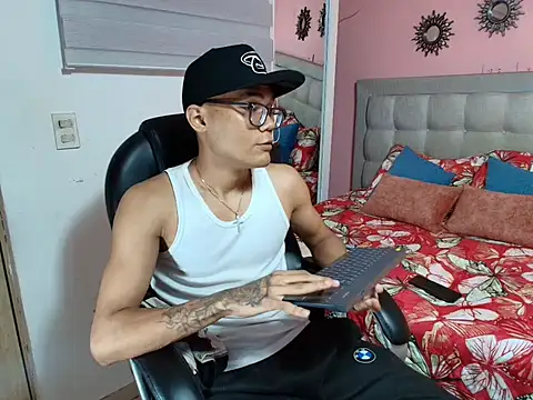 Snapshot of aron_big_big chatting on 21, 10, 2025 aron big big online show from 21, 10, 2025