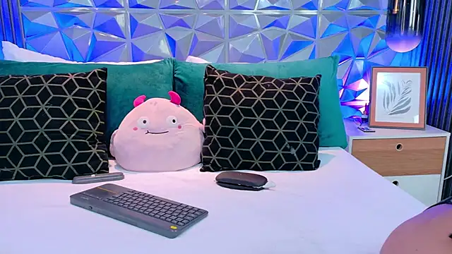 AdelineJhones online show from 19, 4, 2026