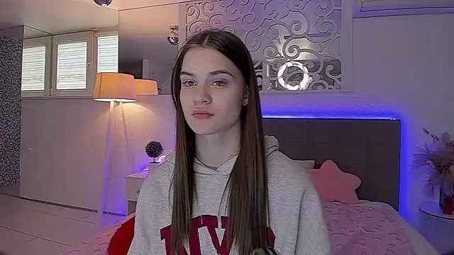 Snapshot of LuisaClover chatting on 19, 4, 2026 LuisaClover online show from 19, 4, 2026