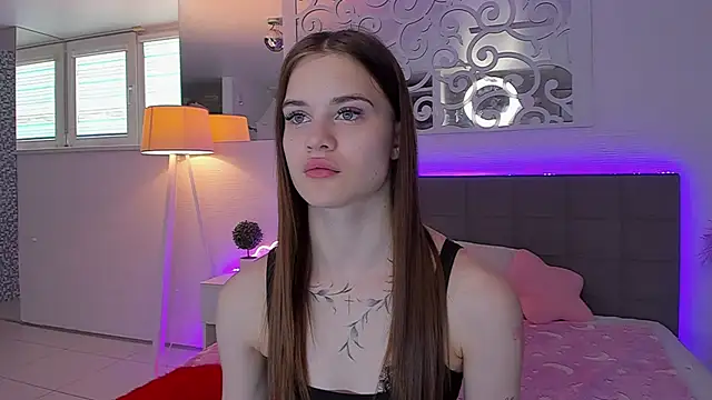 Snapshot of LuisaClover chatting on 4, 5, 2026 LuisaClover online show from 4, 5, 2026