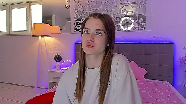 Snapshot of LuisaClover chatting on 3, 6, 2026 LuisaClover online show from 3, 6, 2026