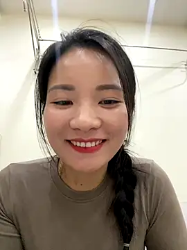 Bee Yellow00 online show from 12, 11, 2025