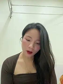 Bee Yellow00 online show from 20, 11, 2025