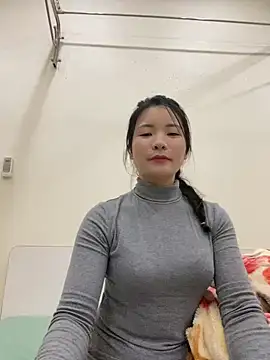 Bee Yellow00 online show from 2, 12, 2025