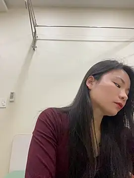 Bee Yellow00 online show from 17, 12, 2025