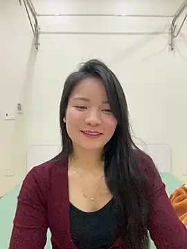 Bee Yellow00 online show from 25, 2, 2026