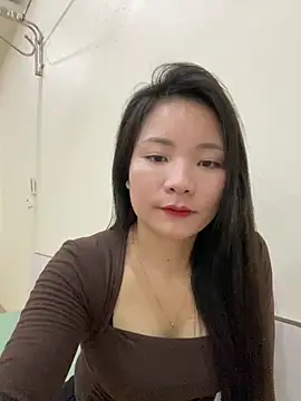 Bee Yellow00 online show from 28, 2, 2026