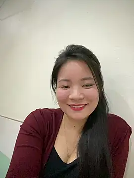 Bee Yellow00 online show from 4, 3, 2026