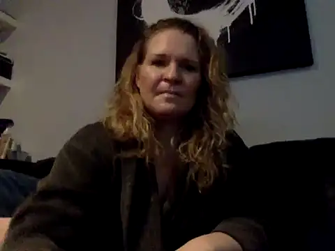 Snapshot of Dinslavnu chatting on 27, 10, 2025 Dinslavnu online show from 27, 10, 2025