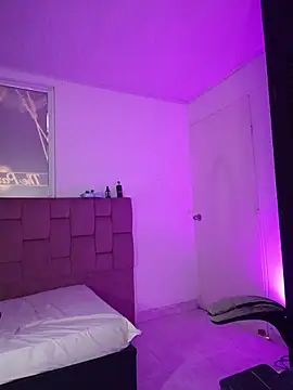 YeseniaRodriguez3 online show from 15, 4, 2026