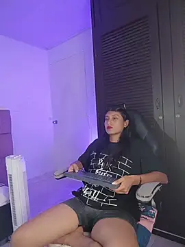 YeseniaRodriguez3 online show from 25, 4, 2026