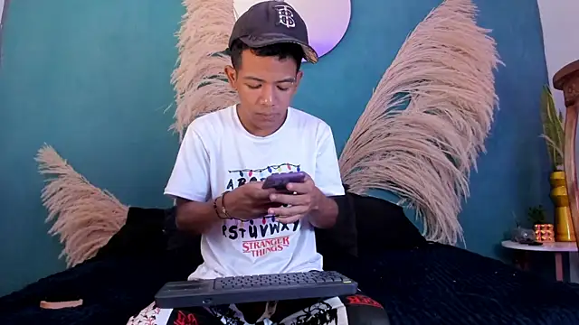 Snapshot of wild_best chatting on 4, 12, 2025 wild best online show from 4, 12, 2025