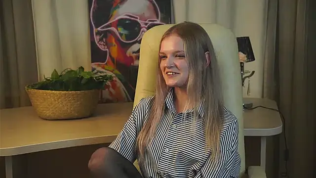 Snapshot of BrennaTout chatting on 28, 10, 2025 BrennaTout online show from 28, 10, 2025