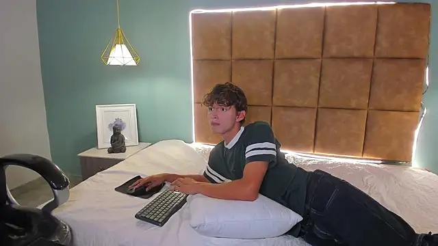 Snapshot of NicolasFerrer18 chatting on 9, 11, 2025 NicolasFerrer18 online show from 9, 11, 2025