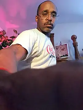 Snapshot of TraddyZaddy chatting on 25, 6, 2026 TraddyZaddy online show from 25, 6, 2026