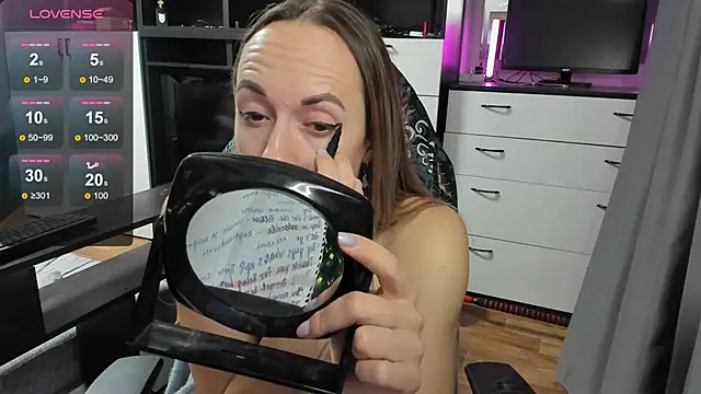 EvaMay4k online show from 6, 11, 2025