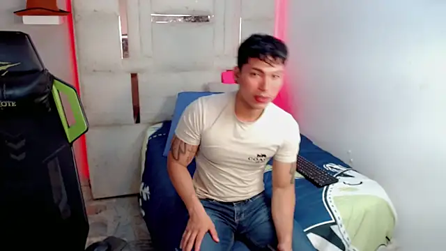 Snapshot of Maynowandchloe_ chatting on 4, 11, 2025 Maynowandchloe online show from 4, 11, 2025