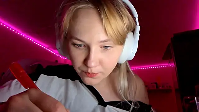 KarinRobertson online show from 28, 11, 2025