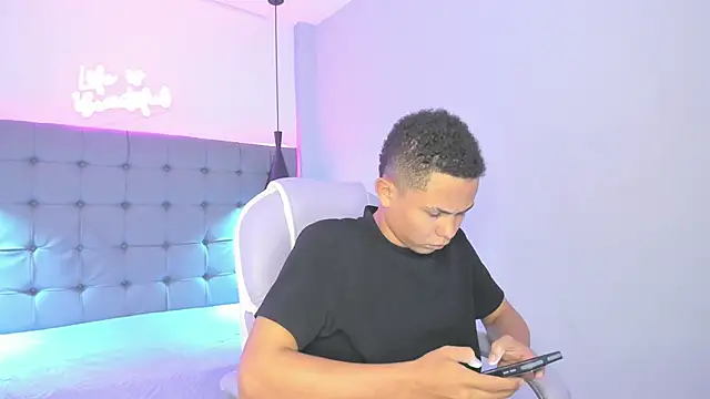 Snapshot of Liams18 chatting on 21, 11, 2025 Liams18 online show from 21, 11, 2025