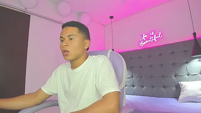 Snapshot of Liams18 chatting on 23, 11, 2025 Liams18 online show from 23, 11, 2025