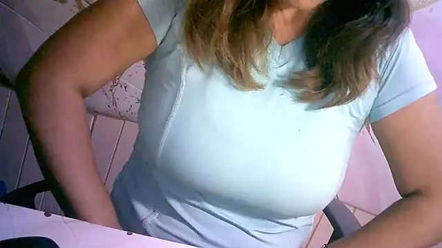 Snapshot of Zulreyna chatting on 3, 7, 2026 Zulreyna online show from 3, 7, 2026