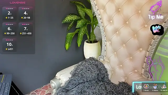 Snapshot of Emmafranco chatting on 8, 11, 2025 Emmafranco online show from 8, 11, 2025