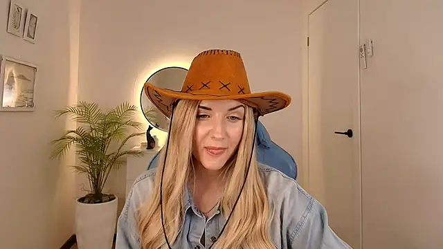 Snapshot of _Mi1a_ chatting on 10, 11, 2025 Mi1a online show from 10, 11, 2025