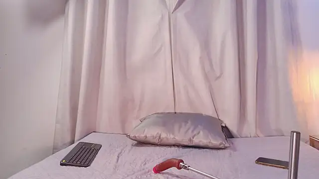 Snapshot of crystal_gilton chatting on 1, 7, 2026 crystal gilton online show from 1, 7, 2026