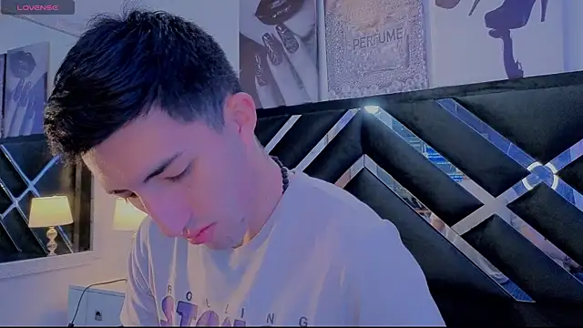 Un Sluttyy online show from 9, 4, 2026