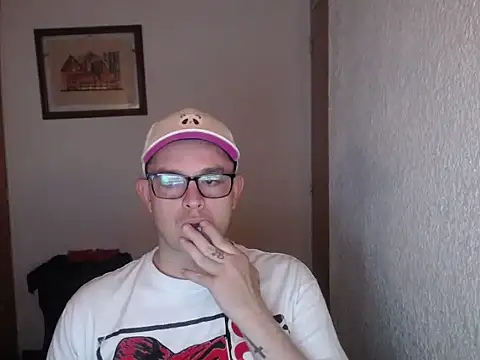 Snapshot of eddison98 chatting on 12, 11, 2025 eddison98 online show from 12, 11, 2025